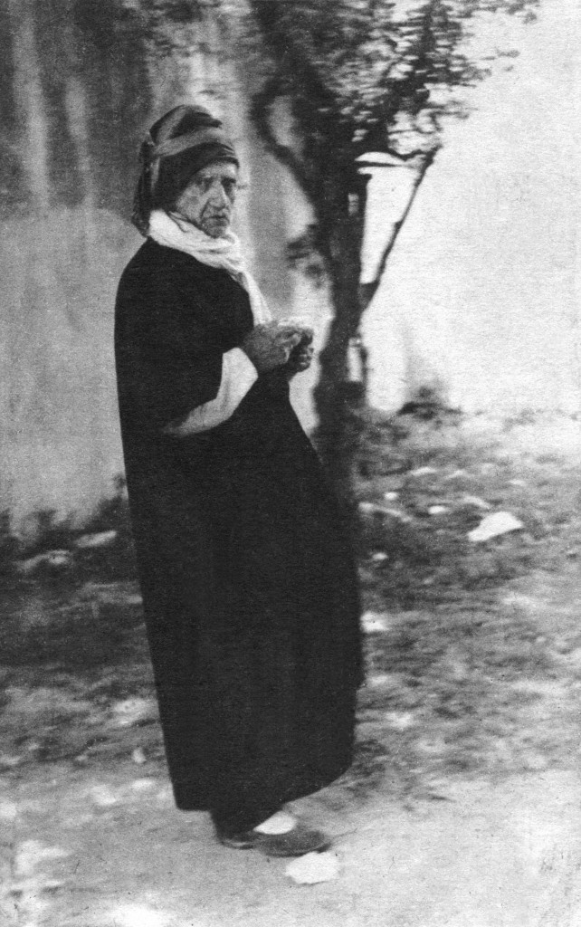 (Bedîüzzaman Hazretleri 1952 yılında İstanbul’da Fatih Türbesi’nde, cuma namazından çıktıktan sonra Fatiha okurken)