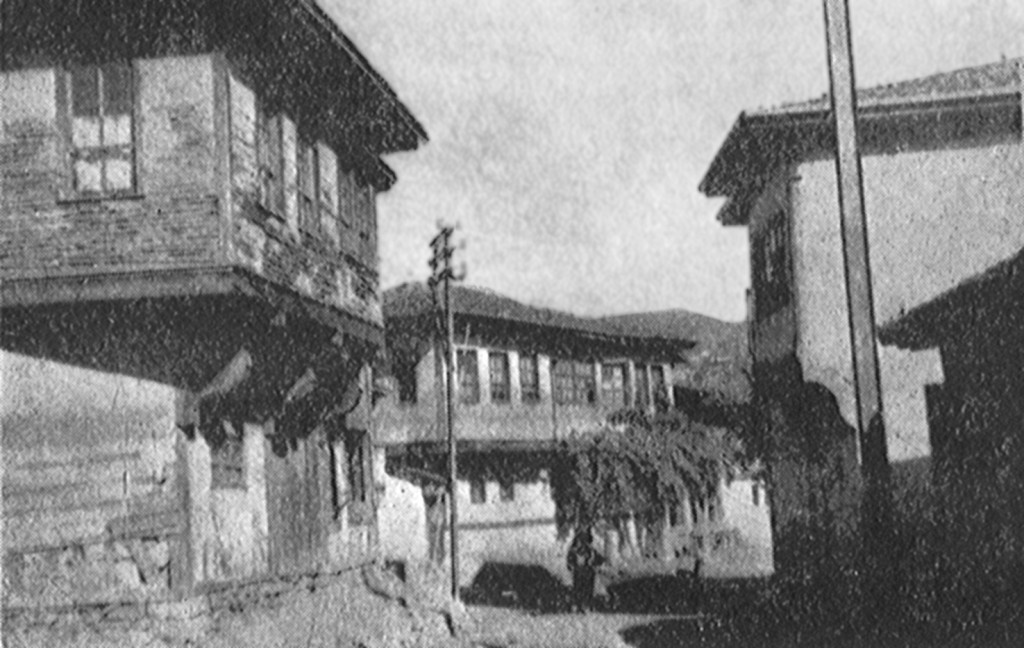 (Bedîüzzaman Said Nursî’nin Kastamonu’da sekiz sene karakolun göz hapsi altında ikamete mecbur edildiği ev (solda) ve karşısında polis karakolu (sağda).)